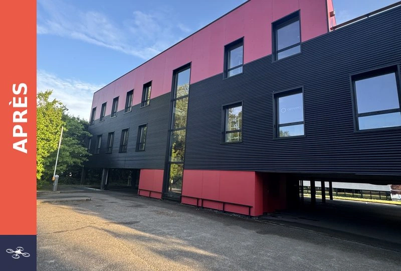 Nettoyage façade après - Volantis Drones Façade d’un bâtiment professionnel après nettoyage par Volantis Drones à Mont-Saint-Aignan